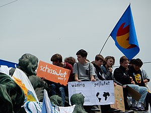 Bern Klimastreikdemo Helvetiaplatz SchissiJet.JPG